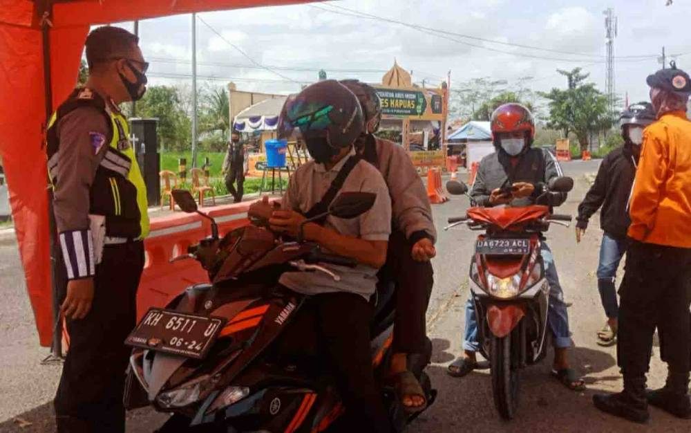 Hari Pertama Peniadaan Mudik, Mobilitas Pengendara di Pos Penyekatan Kalteng - Kalsel Menurun