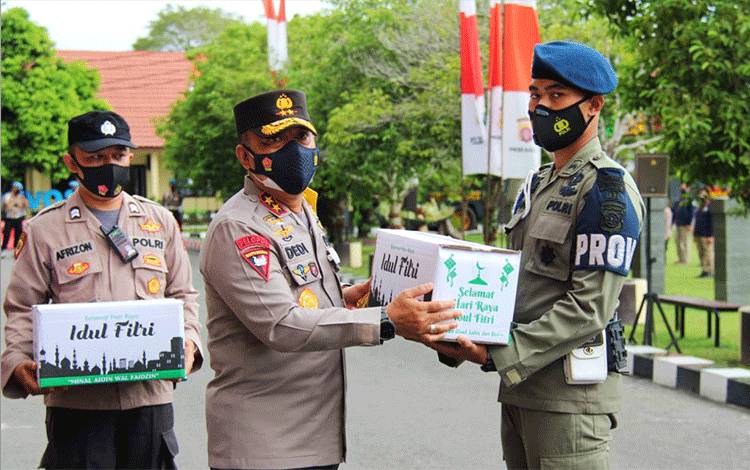 Kapolda Kalteng Bagikan Ribuan Bingkisan Lebaran?