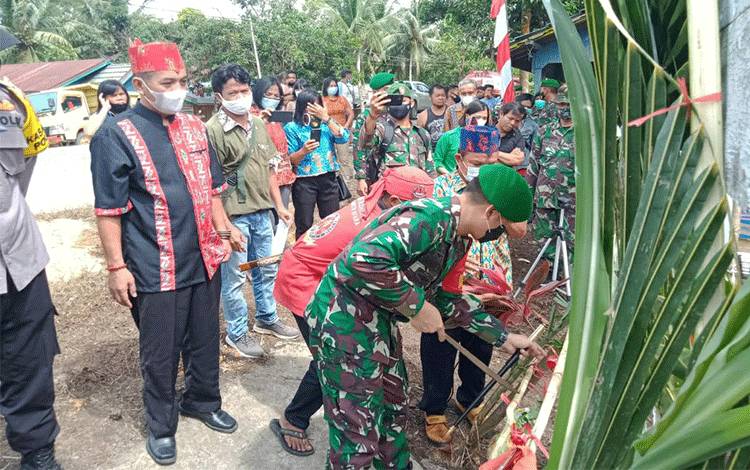 Dandim 1013 Muara Teweh Buka Karya Bakti TNI