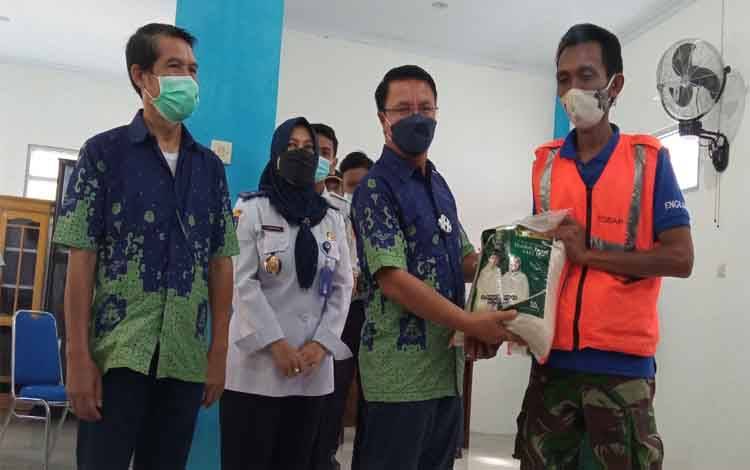 Abdul Rasyid Foundation dengan Dishub Kobar Salurkan 200 Sak Zakat Beras kepada Juru Parkir