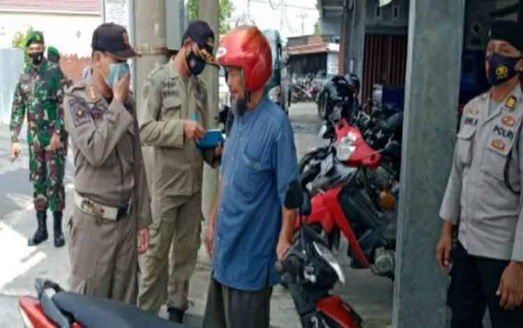 Petugas Gabungan di Kapuas Terus Disiplinkan Penerapan Protokol Kesehatan Masyarakat
