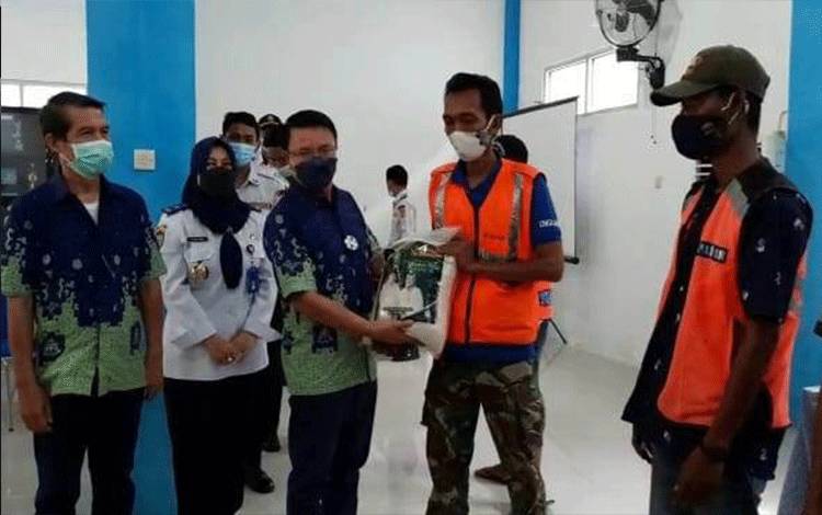 VIDEO: Juru Parkir Terima Zakat Keluarga Besar H Abdul Rasyid dan Hj Nuriyah
