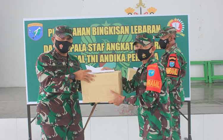 Dandim Palangka Raya Serahkan Bingkisan Lebaran dari Kasad