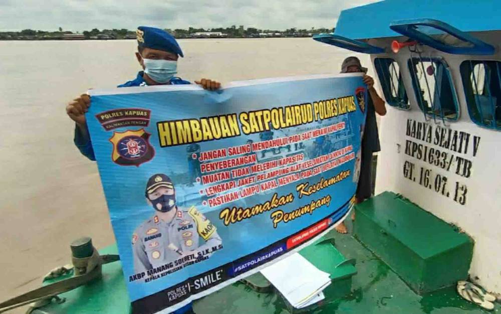 Satpolairud Polres Kapuas Sambangi Kapal Ingatkan Selalu Utamakan Keselamatan