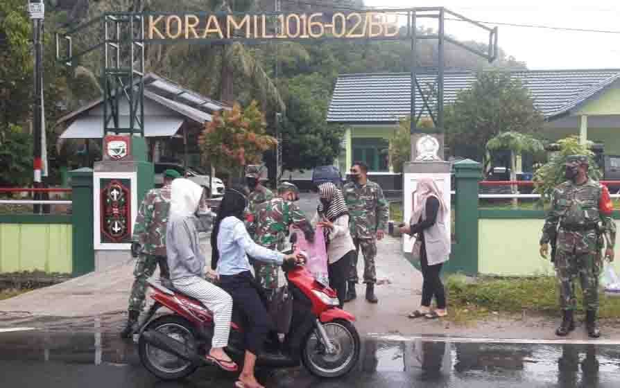 Koramil 1016-02/ Bukit Batu Berbagi Takjil