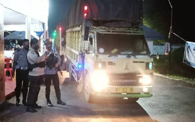 Petugas Pos Penyekatan Perbatasan Kalteng - Kalsel Putar Balik Ratusan Kendaraan