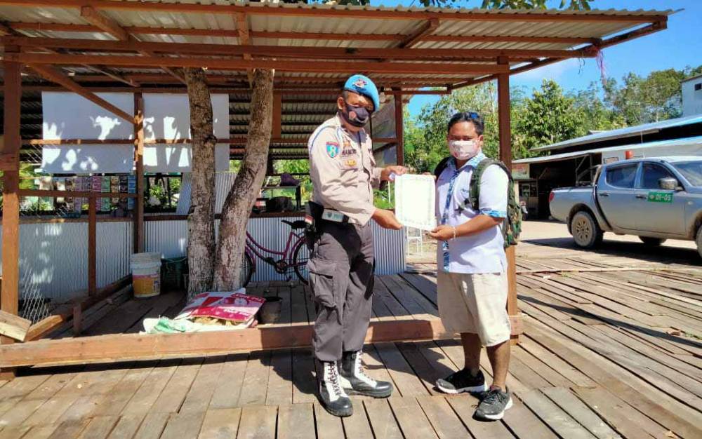 Bhabinkamtibmas Polsek Montallat Sosialisasikan Sanksi Pembakaran Hutan dan Lahan