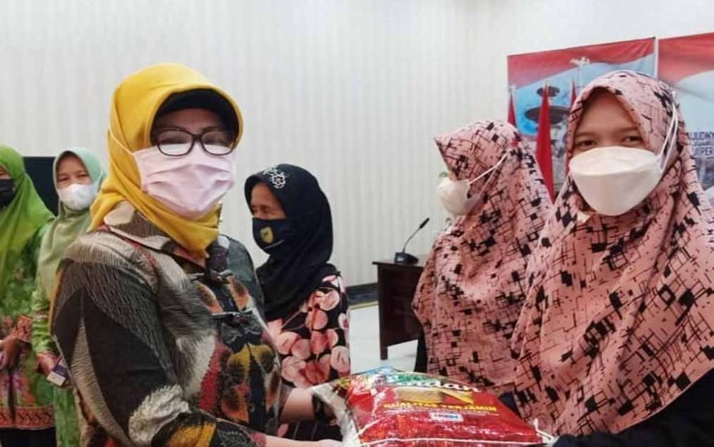 Ketua TP PKK Barito Utara Serahkan Zakat Mal