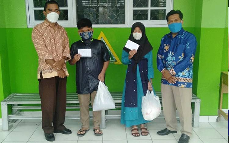 MTsN 1 Kapuas Salurkan Zakat dan Bagikan Bingkisan