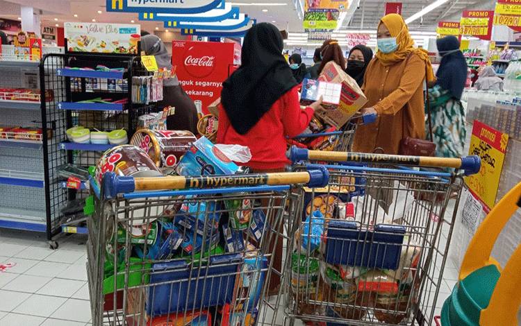 Jelang Lebaran, Barang Kebutuhan Pokok Ramai Diborong Warga