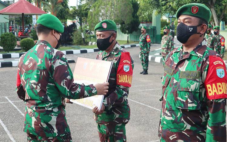 Dandim 1013/Muara Teweh Bagikan THR dari Kasad ke Babinsa di Wilayah Koramil Terpencil