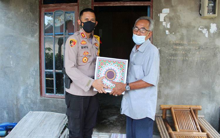 Kapolres Seruyan Serahkan Paket Lebaran Untuk Tokoh Masyarakat