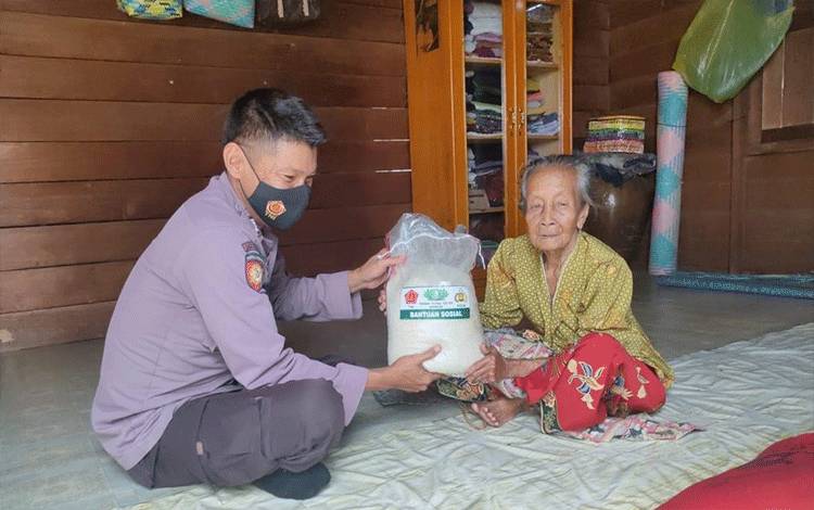 Polsek Hanau Berbagi Berkah Ramadan Kepada Warga Membutuhkan