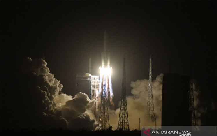 Puing-puing Roket China Kembali Masuk Atmosfer