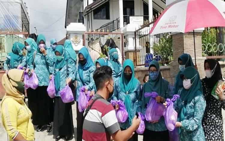 TP PKK Barito Utara Bagikan 500 Paket Sembako