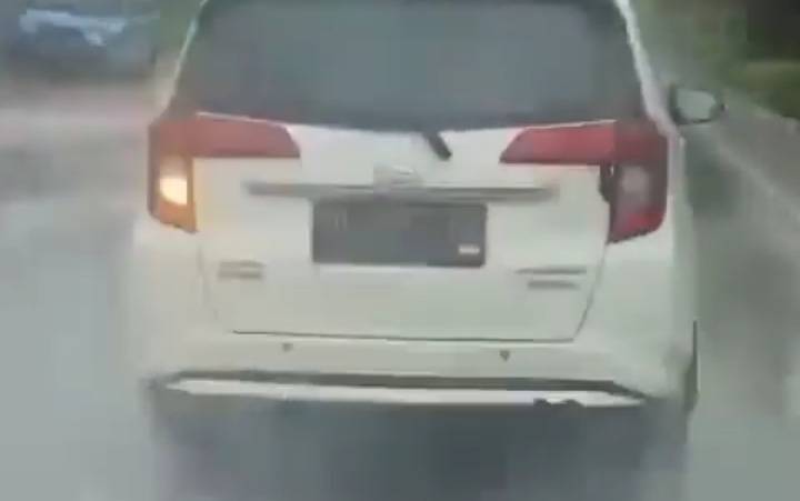 Mobil Minibus Halangi Laju Ambulans untuk Evakuasi Korban Kecelakaan di Sampit