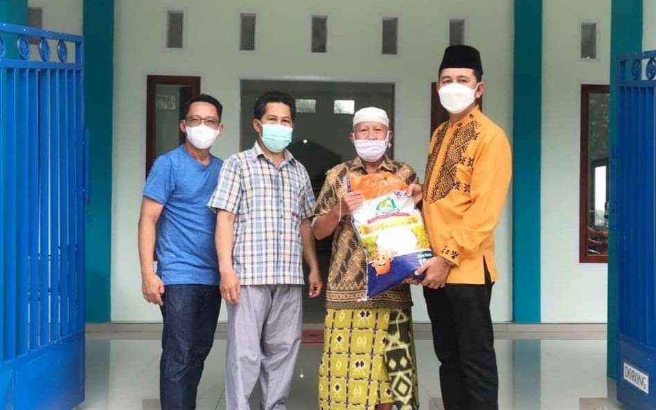 Bupati Barito Utara Bagikan 3 Ton Beras Zakat di Kecamatan Lahei