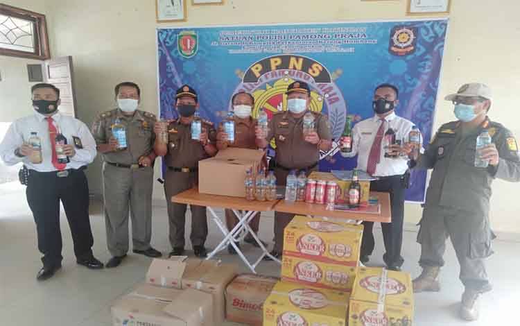 Tak Berizin, Satpol PP Katingan Amankan Ratusan Botol Miras dari Penjual