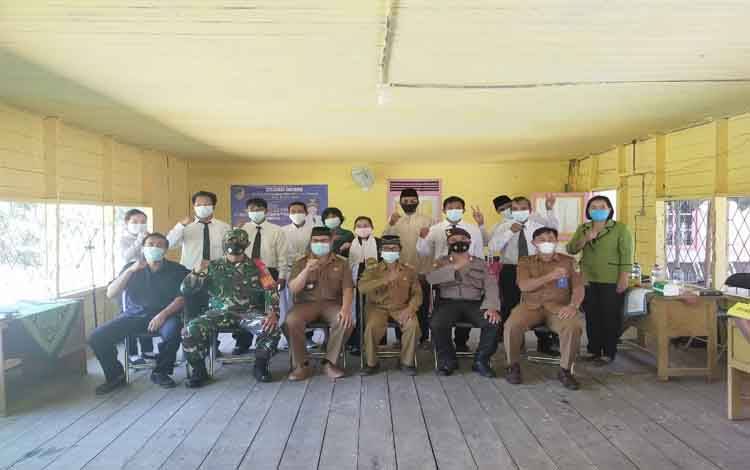 Beri Rasa Aman, Babinsa Koramil Kandui Hadiri Pelantikan Perangkat Desa Majangkan