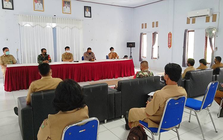 Camat Dusun Timur Ingatkan Kepala Desa Segera Aktifkan PPKM Mikro