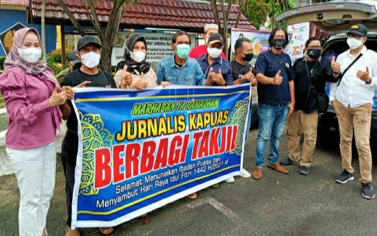 Jurnalis Kapuas Bagikan Takjil dan Masker kepada Pengendara