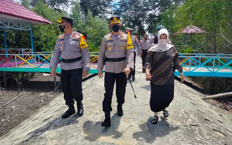 Kapolres Seruyan Tinjau Objek Wisata Pantai Sungai Bakau