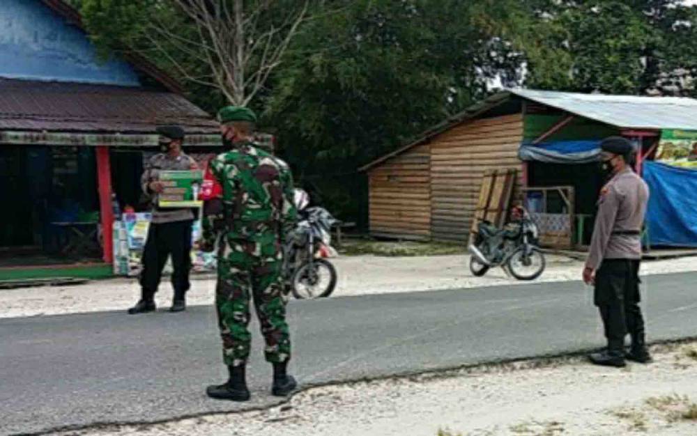 Personel Polsek Kapuas Tengah Gencarkan Operasi Yustisi Ingatkan Warga Gunakan Masker