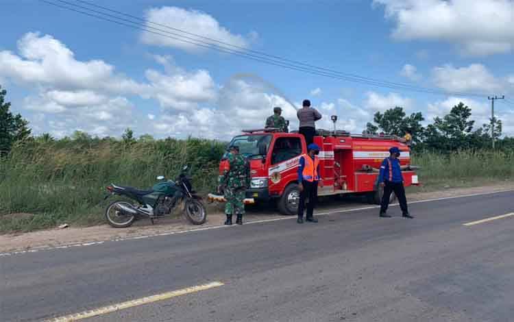 Personel Polsek Danau Sembuluh Sirami Lahan Kering Rawan Terbakar