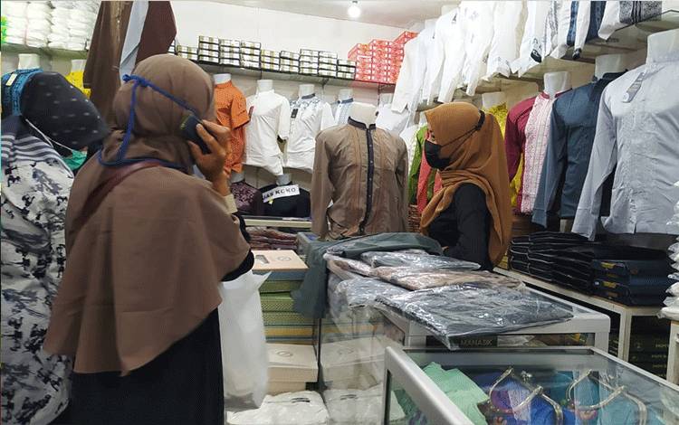 Omzet Penjualan Pedagang Pakaian Mengalami Kenaikan