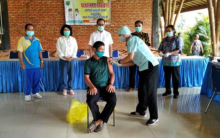 Wakil Bupati Pulang Pisau: Beri Pelayanan Khusus Untuk Vaksinasi Lansia