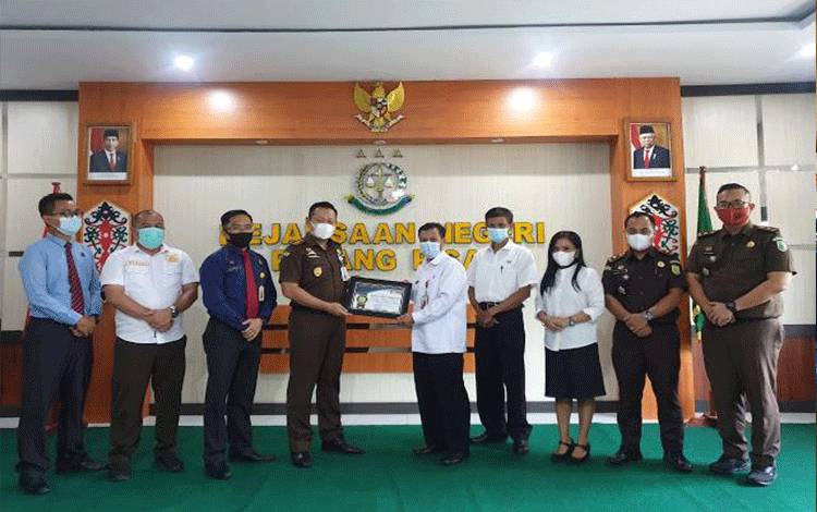 Disperkimtan Pulang Pisau Beri Penghargaan Bagi Jaksa Pengacara Negara Kejari Pulpis