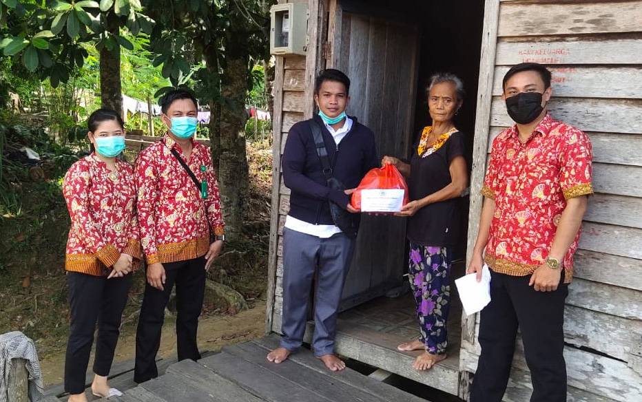 Perawat Puskesmas Rantau Pulut I Bagikan Kebutuhan Pokok ke Warga Kurang Mampu
