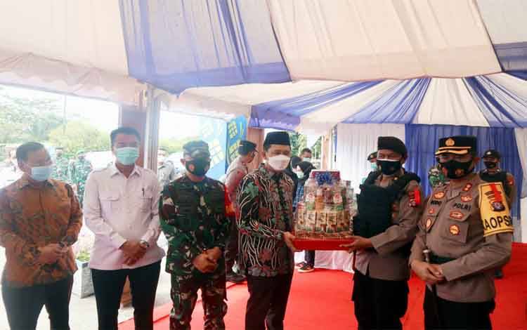 Bupati Barito Utara Berikan Parsel untuk Posko Terpadu Lebaran