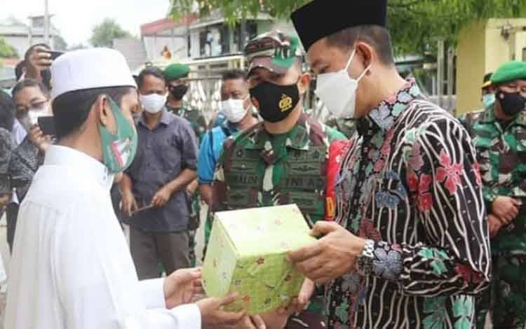 Bupati Barito Utara Bagikan Masker kepada Pengurus Masjid