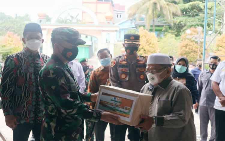 Pembagian Masker Bentuk Kepedulian Terhadap Umat Islam yang Rayakan Hari Kemenangan
