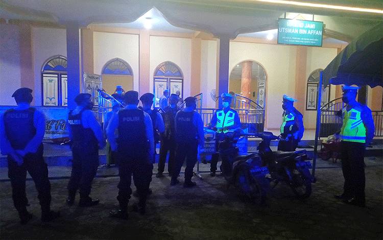 Polres Barito Timur Pantau Malam Takbiran di Kota Tamiang Layang dan Ampah