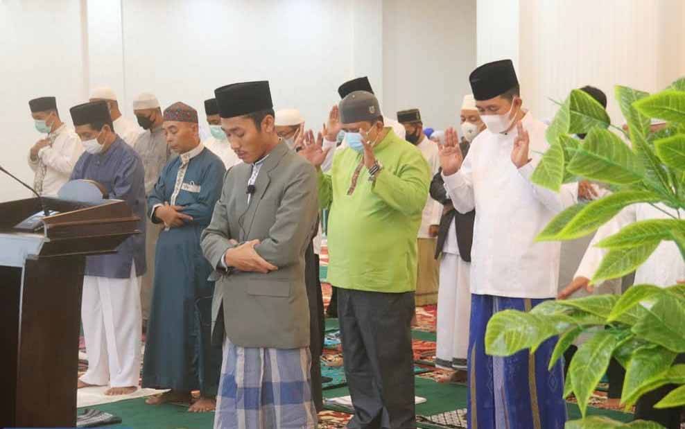 Bupati Barito Utara Salat Idul Fitri di Rumah Jabatan
