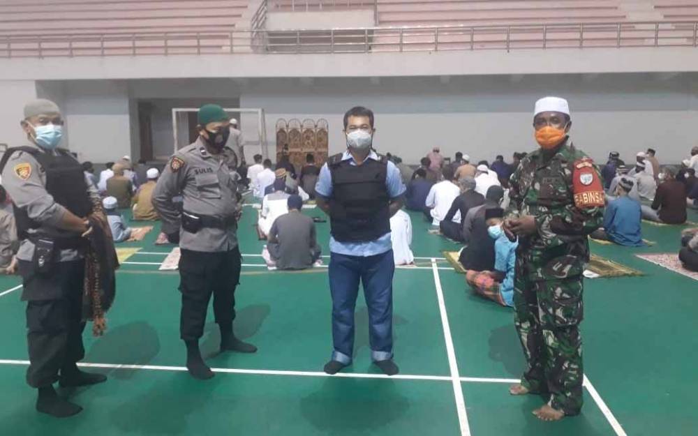 Petugas Gabungan Awasi Prokes Salat Idul Fitri di GOR Indoor