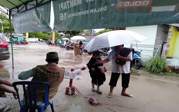 Meski Duguyur Hujan, Warga Muslim di Kasongan Tetap Antusias Salat Idul Fitridi Masjid