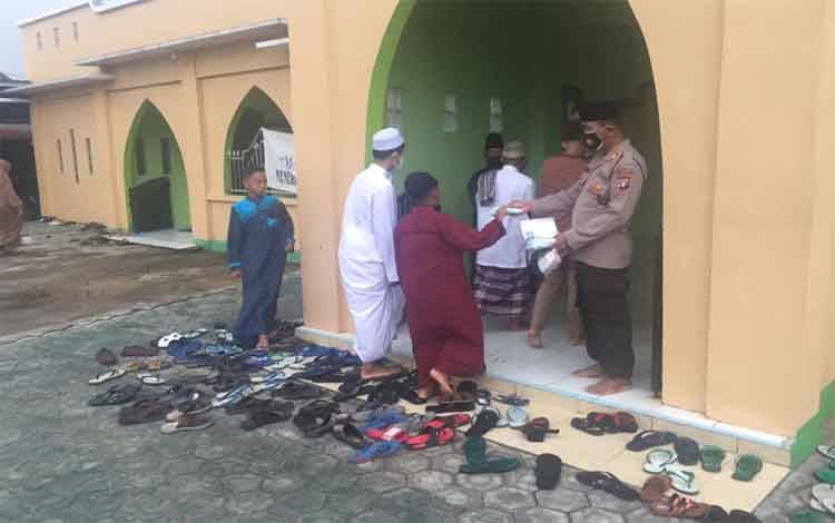 Personel Polres Seruyan Bagikan Masker Untuk Jamaah Salat Idul Fitri