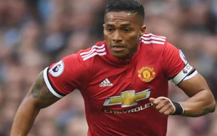 Antonio Valencia Gantung Sepatu