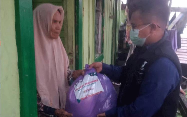 Bagikan Paket Sembako Yatim Piatu dan Keluarga Prasejahtera