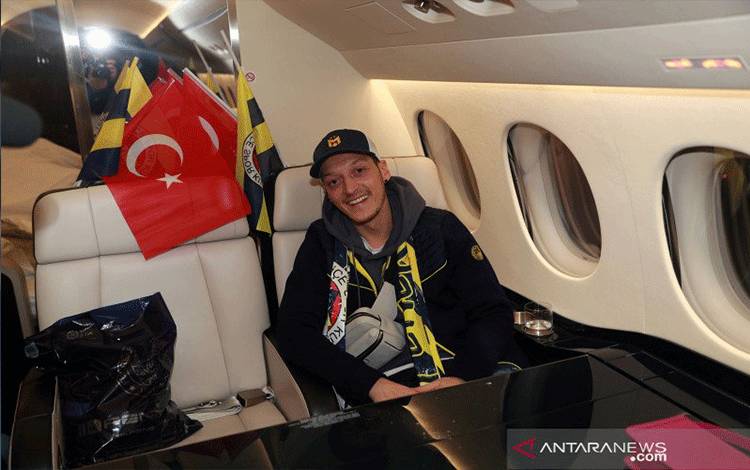 Rayakan Idul Fitri, Mesut Ozil dan Mo Salah Sampaikan Pesan Kedamaian