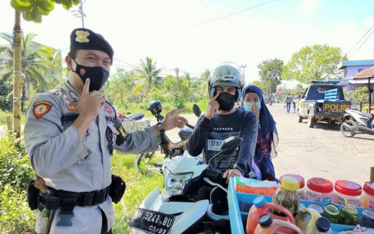 Polsek Kapuas Hilir Lakukan Patroli Sembari Disiplinkan Prokes