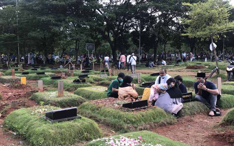 Ratusan Warga Memaksa Masuk TPU untuk Berziarah