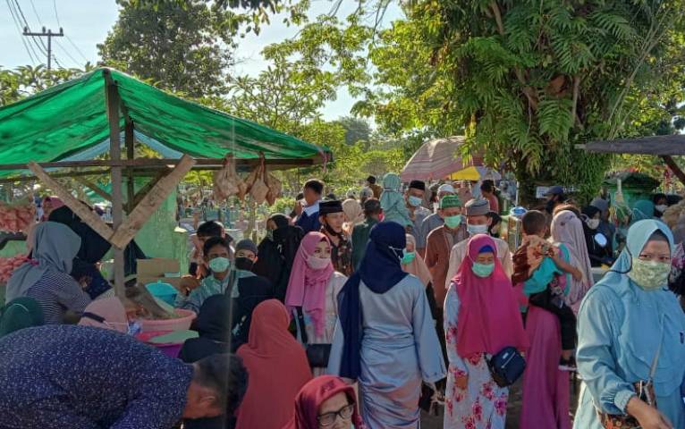 Peziarah Padati TPU Sekip Pangkalan Bun