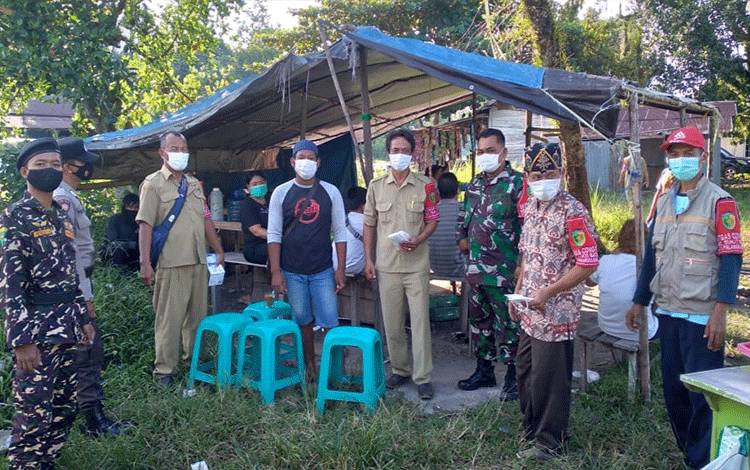 Babinsa Koramil Bukit Batu Komsos dan Tegakkan PPKM Mikro