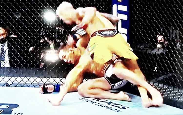 Tundukkan Chandler, Oliveira Juara Baru Kelas Ringan UFC