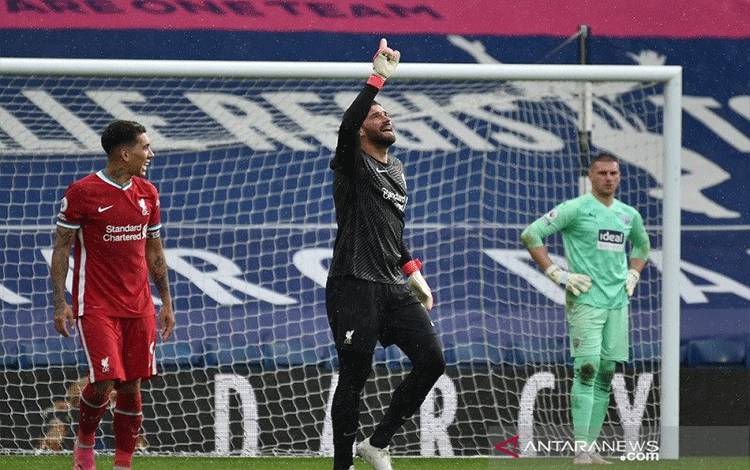Alisson Yakin Mendiang Ayahnya Ikut Merayakan Golnya Lawan West Brom