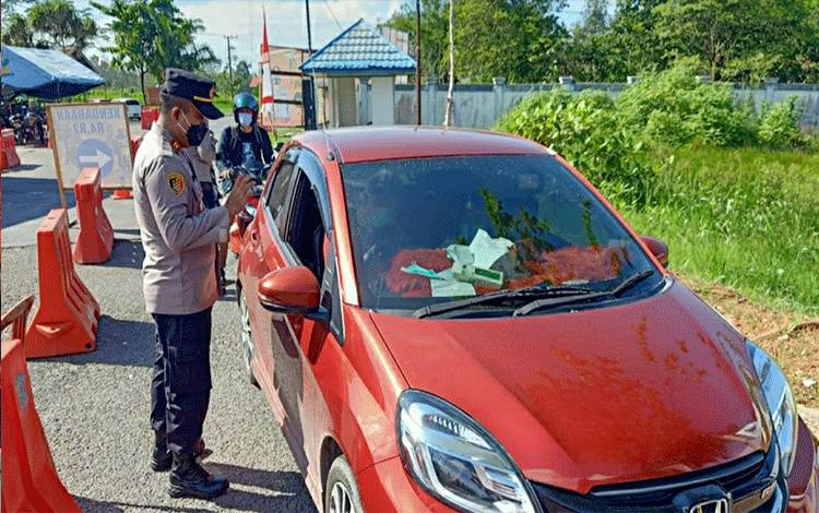 Arus Balik, Petugas Pos Penyekatan Kalteng - Kalsel di Kapuas Periksa Ketat Pengendara